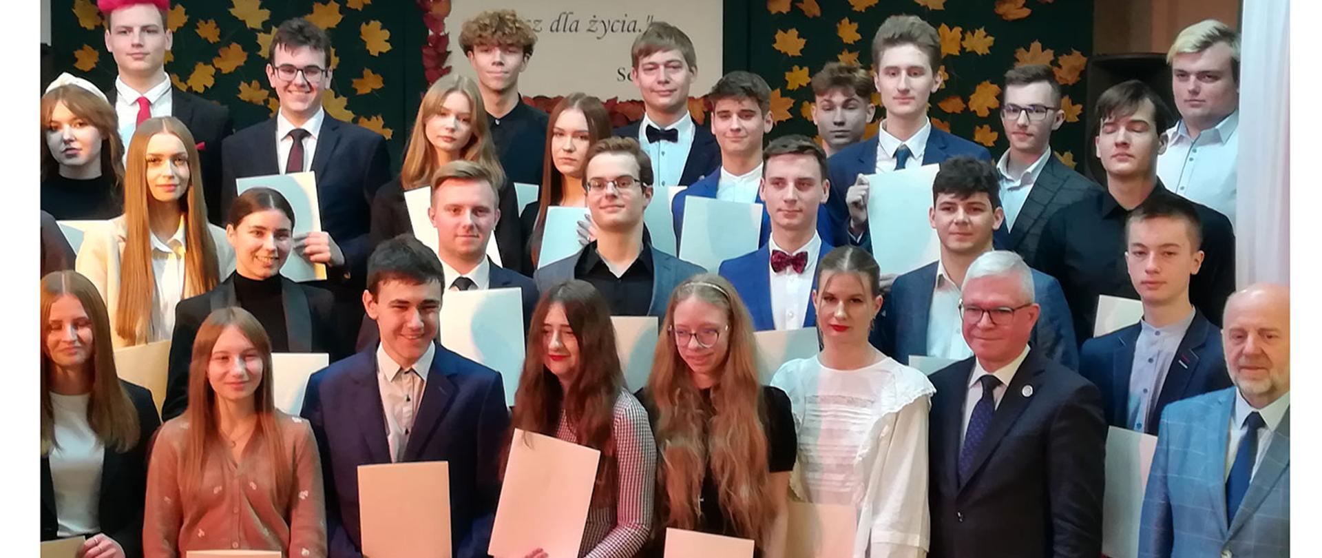 Na zdjęciu laureaci stypendium PRM na zdjęciu grupowym prezentujący swoje dyplomy.