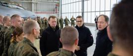 Premier Mateusz Morawiecki, wicepremier, minister obrony narodowej Mariusz Błaszczak podczas wizyty w 32. Bazie Lotnictwa Taktycznego w Łasku.
