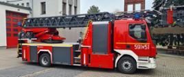Samochód z drabiną mechaniczną na placu komendy, widok prawa strona