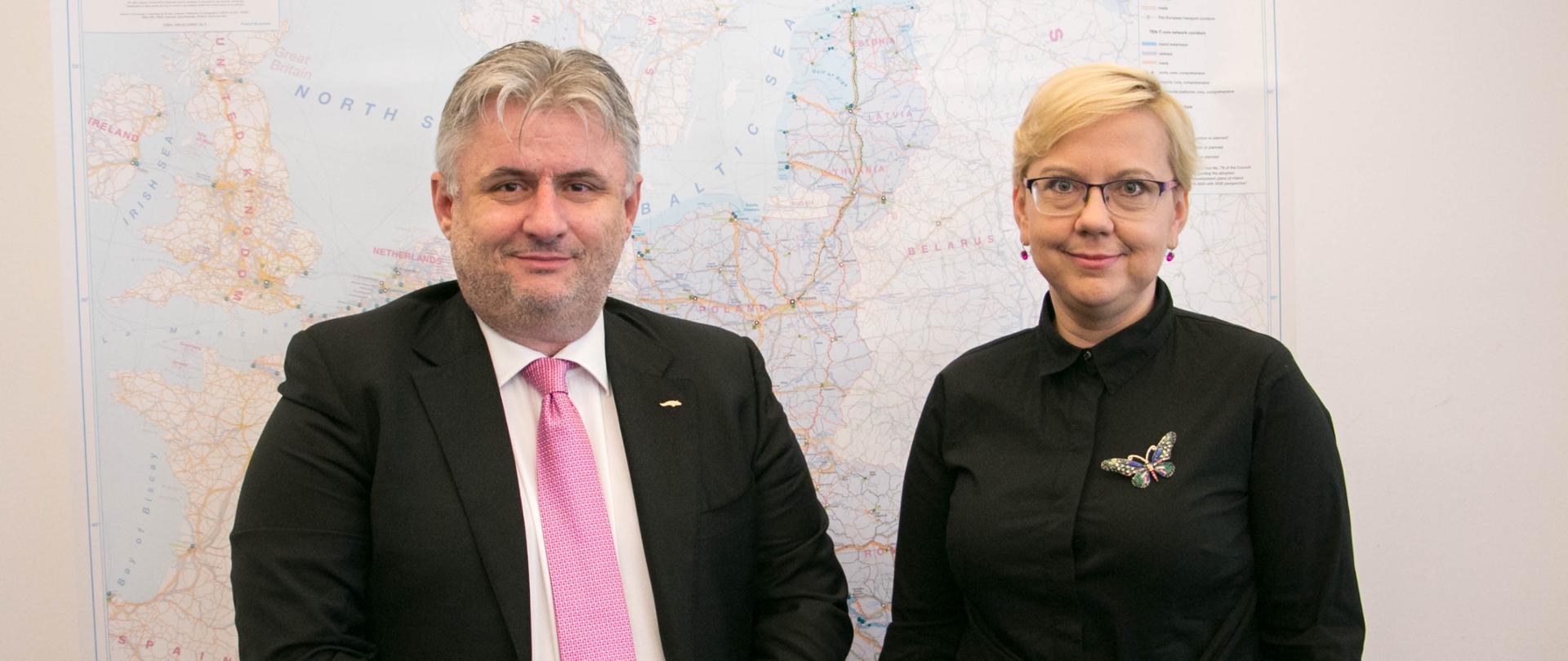Dragos Virgil Titea, sekretarz stanu w Ministerstwie Transportu Rumunii (po lewej), Anna Moskwa, podsekretarz stanu w polskim Ministerstwie Gospodarki Morskiej i Żeglugi Śródlądowej