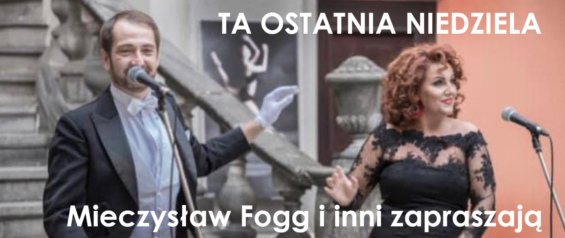 Dwoje artystów przy mikrofonach, w tle schody