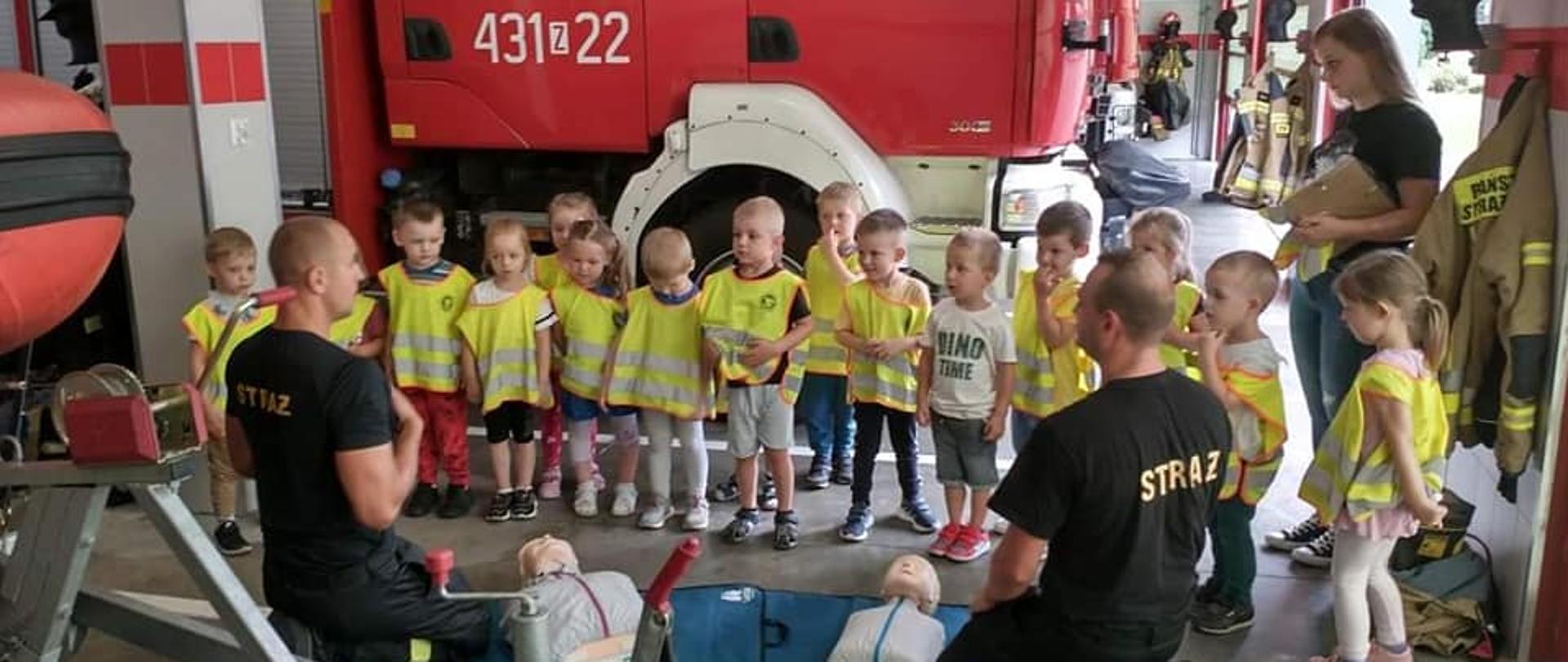 Strażacy prowadzący zajęcia z dziećmi