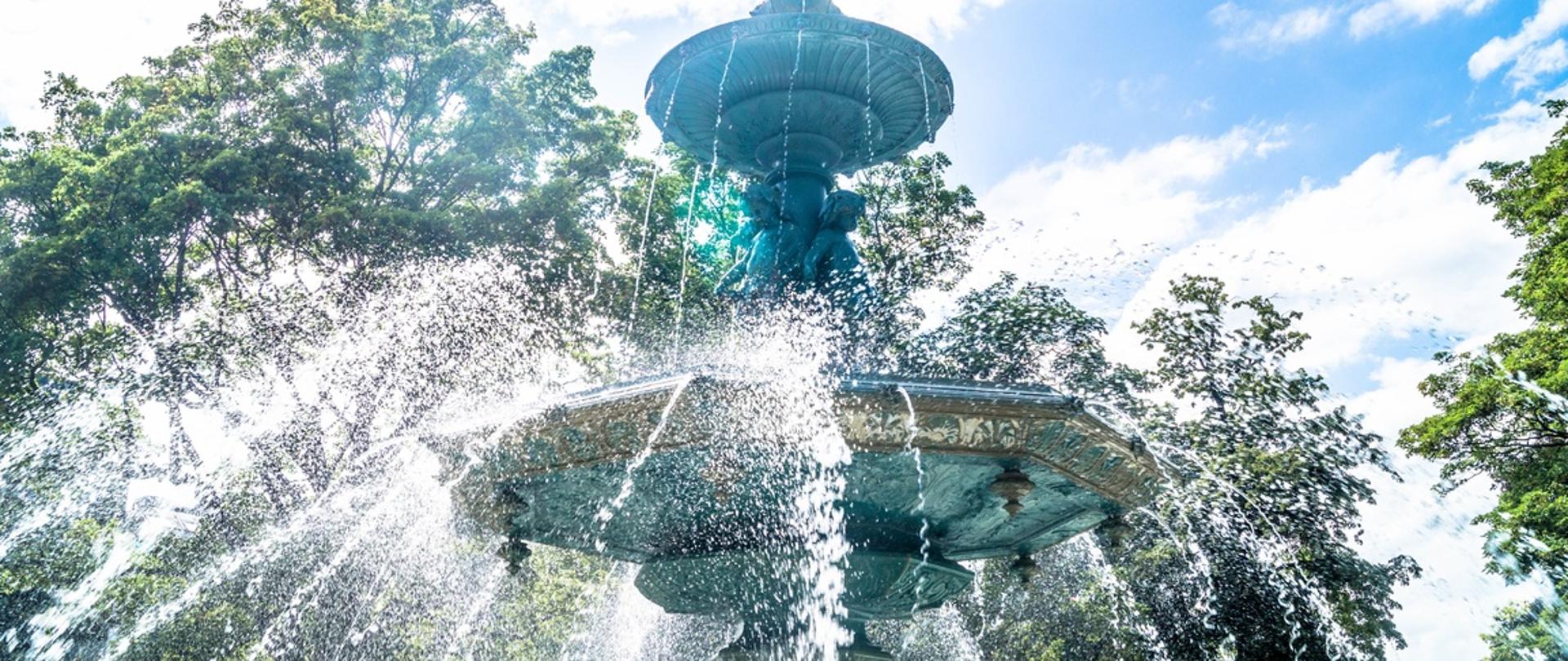 Na zdjęciu ozdobna fontanna z tryskającą wodą