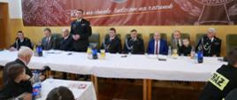 Na zdjęciu widzimy przemawiającego zastępcę komendanta wojewódzkiego do zgromadzonych strażaków OSP.