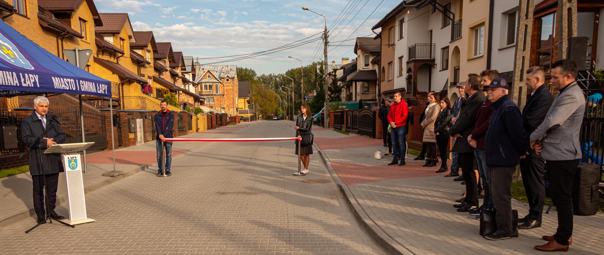Przemówienie wojewody na tle przebudowanej ulicy