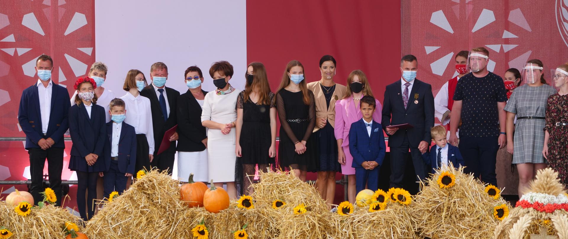 Meritis pro Familia - wreczenie medalu. Na scenie minister Marlen Maląg otoczona laureatami nagrody