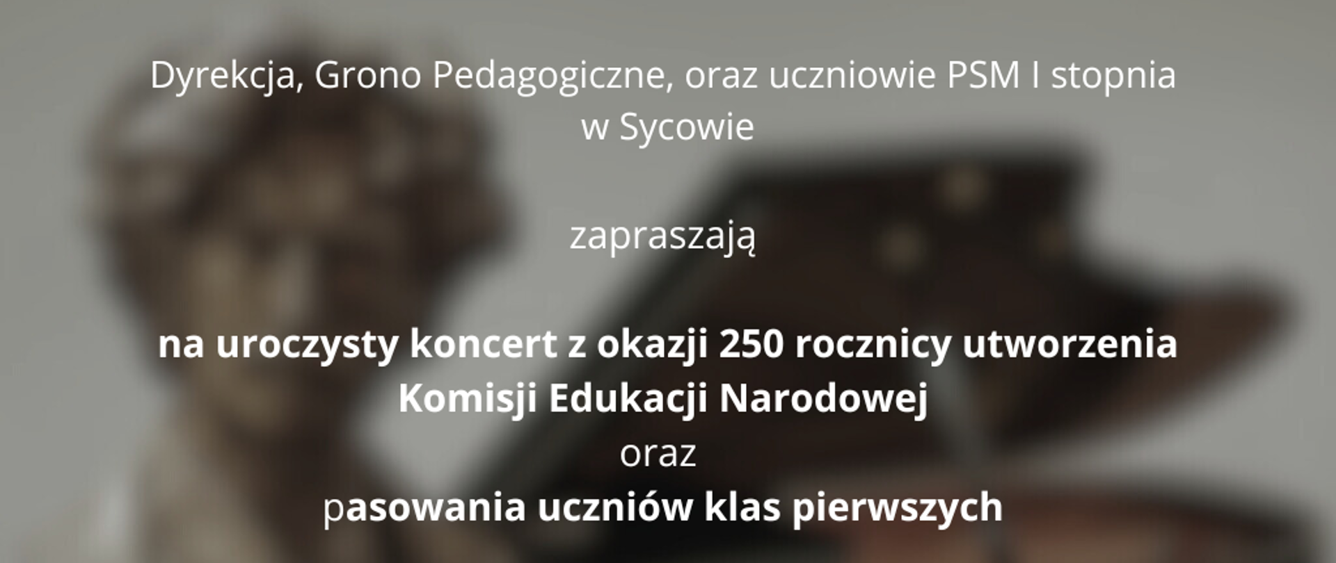 Plakat z informacją o koncercie z okazji utworzenia komisji edukacji narodowej. Białe napisy na tle popiersia Paderewskiego.