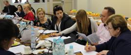 Zdjęcie przedstawia widok sali i uczestników spotkania. Są to uczestnicy spotkania – doradcy ds. etyki