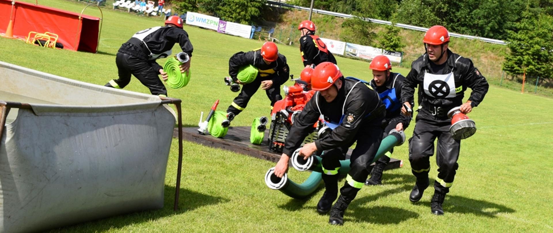 Zawodnicy wykonują ćwiczenie bojowe. 