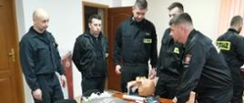 Ratownicy OSP podczas szkolenia z kwalifikowanej pierwszej pomocy 