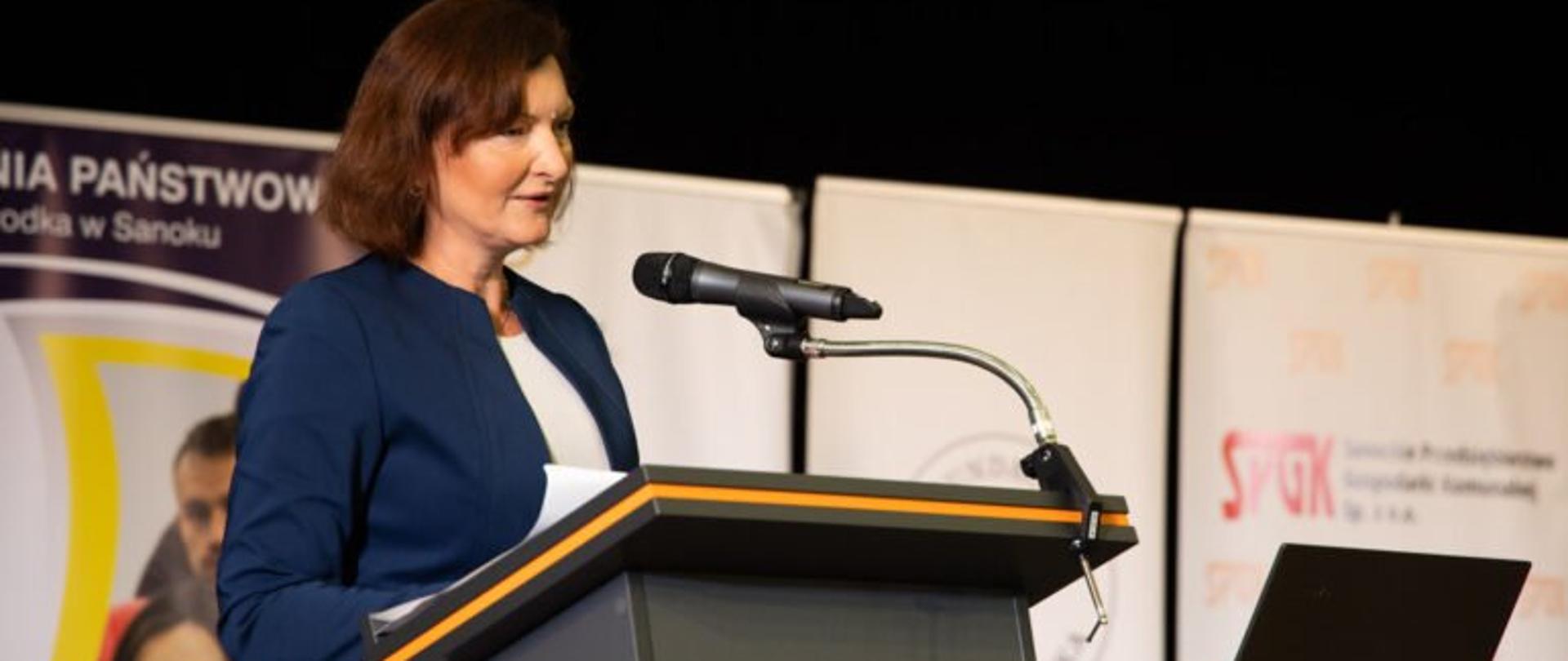 Wojewoda podkarpacki Ewa Leniart zabierająca głos podczas debaty dotyczącej szans i wyzwań dla Sanoka w kontekście powstania Podkarpackiej Doliny Wodorowej