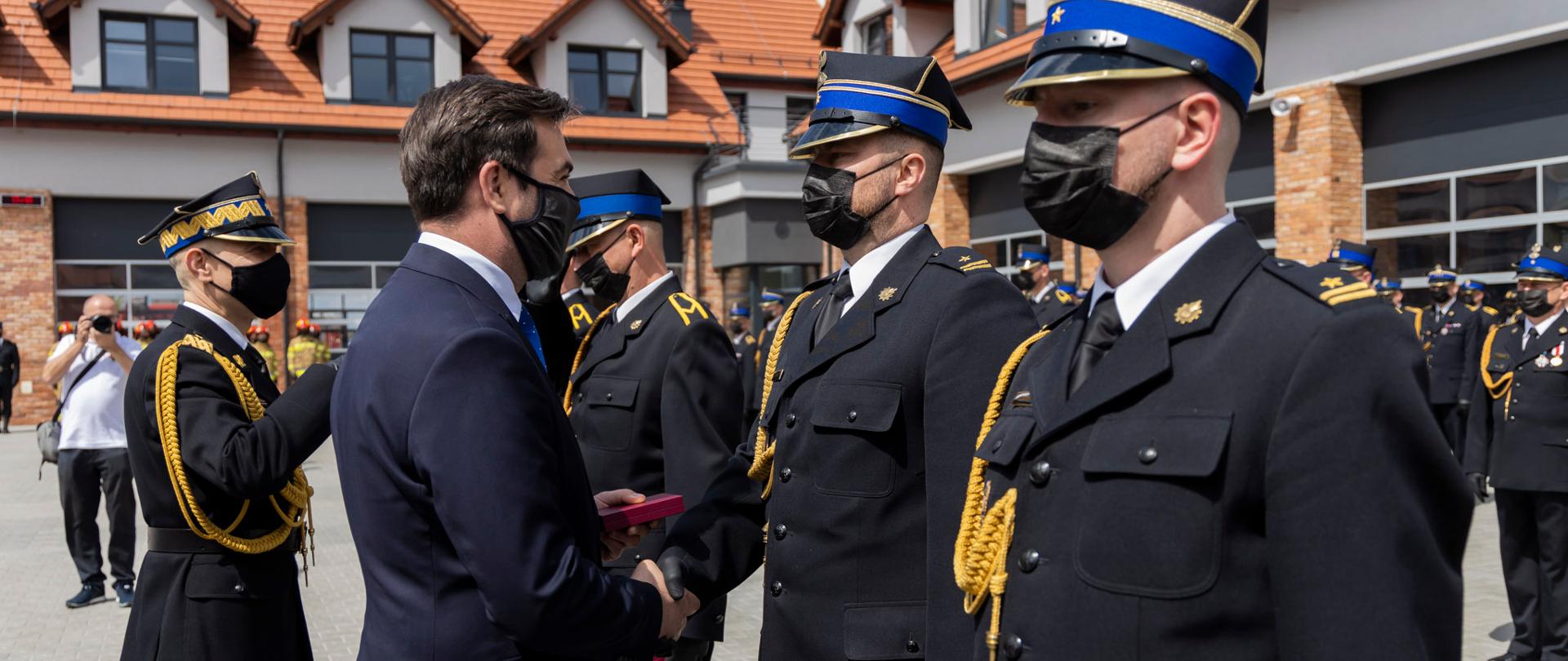 Wręczenie odznaczeń podczas wojewódzkich obchodów Dnia Strażaka. 