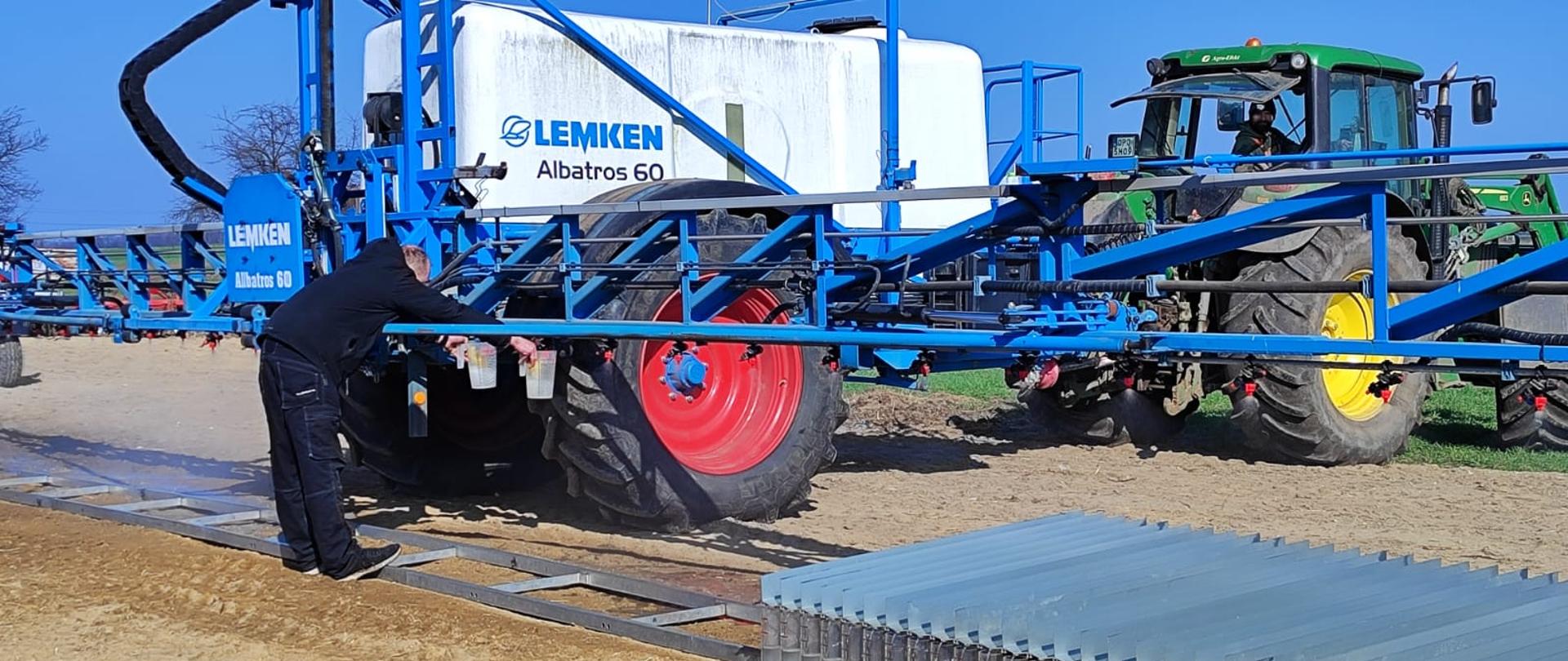 zdjęcie przedstawia opryskiwacz w trakcie prowadzenia badań 