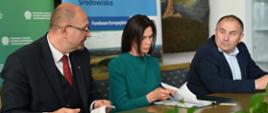 Na zdjęciu od lewej: Robert Gajda – zastępca prezesa zarządu NFOŚiGW, Anna Świercz – prezes zarządu ZUK w Miękini Sp. z o.o., Jan Marian Grzegorczyn - burmistrz Miękini