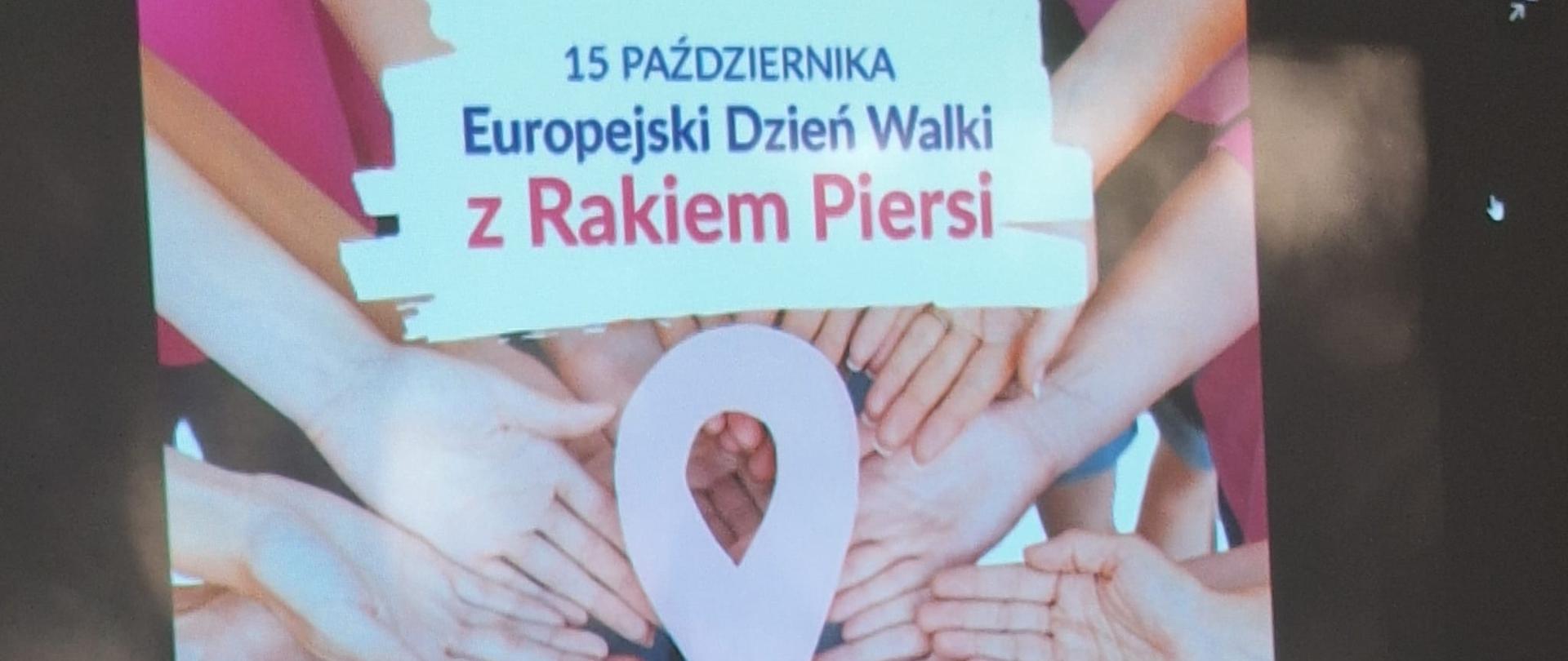 Uczniowie i materiały informacyjne podczas akcji promującej profilaktykę raka piersi