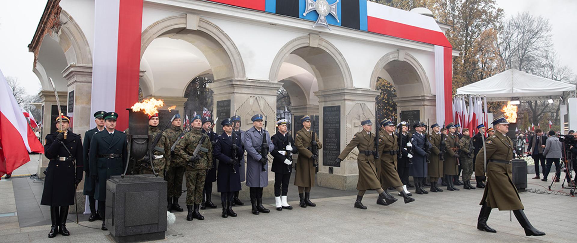 Uroczysta zmiana warty przed Grobem Nieznanego Żołnierza