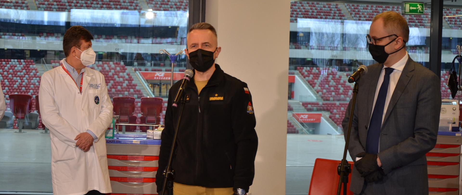 Komendant Bartkowiak w trakcie przemówienia na briffingu prasowym z okazji w trakcie inauguracji procesu szczepień służb mundurowych na PGR Narodowym.
