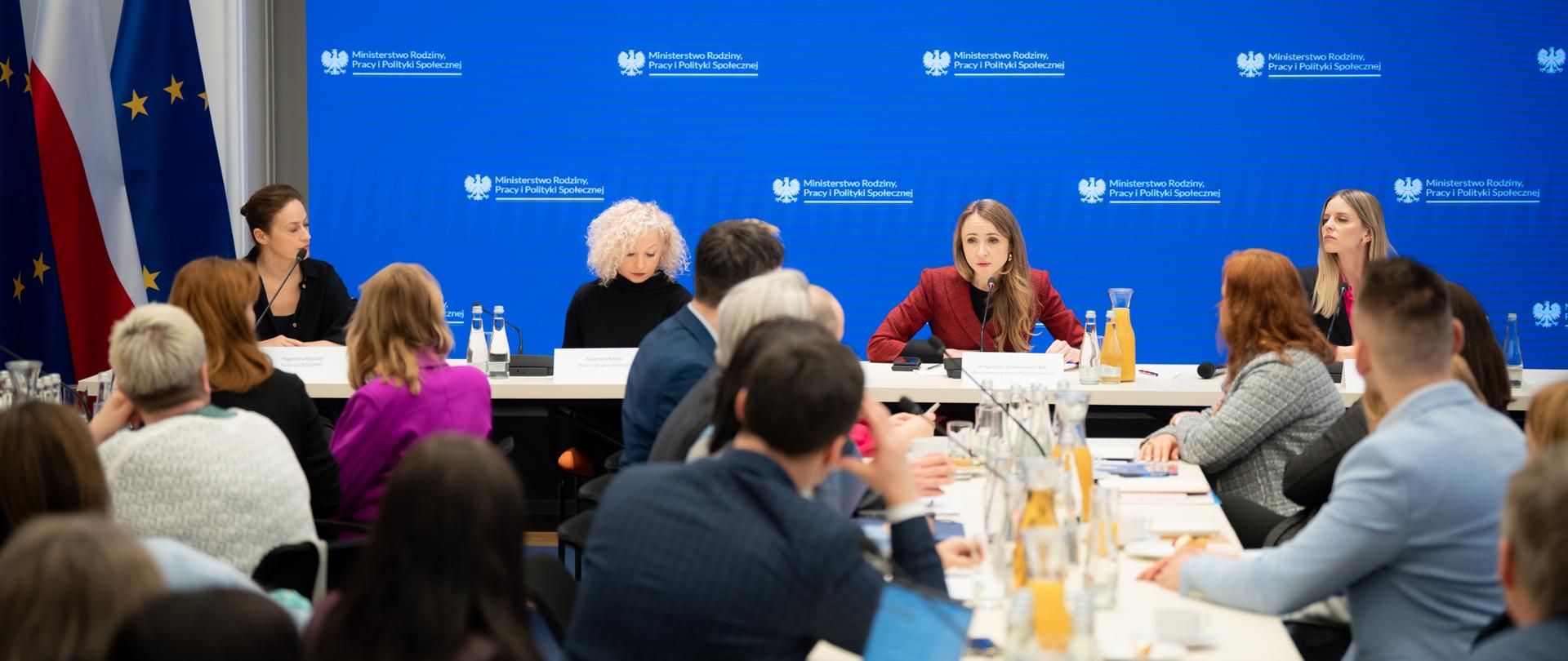 Dziemianowicz-Bąk: Naszym celem jest dobro dziecka. O pieczy zastępczej w MRPiPS