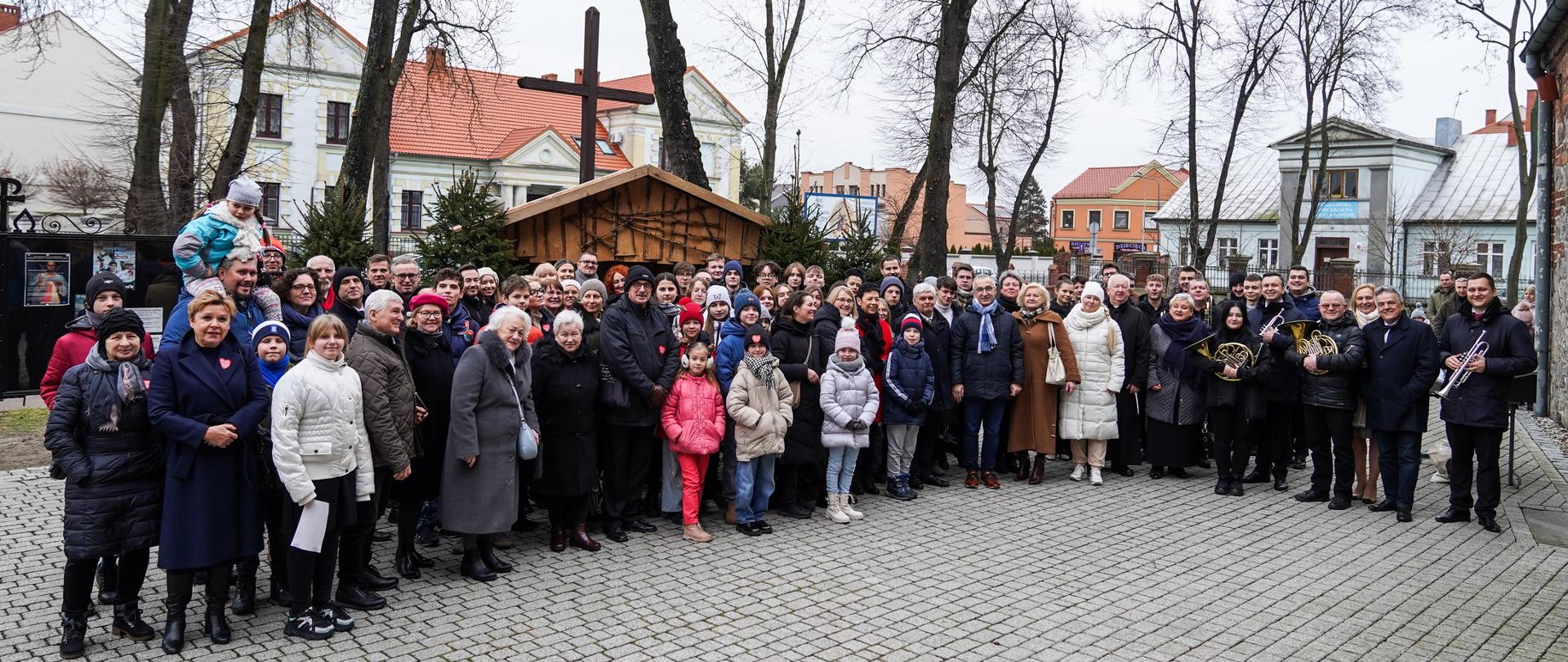 Zdjęcie grupowe po Mszy Świętej