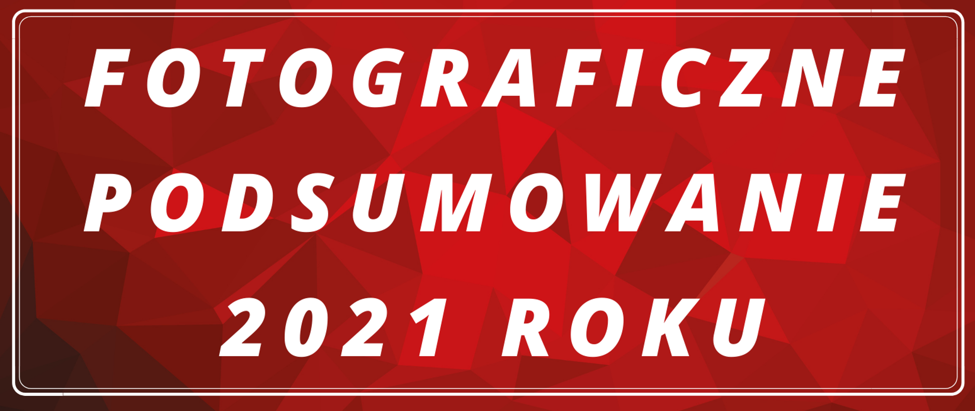 Na zdjęciu widać czerwoną planszę oraz napis w białym kolorze fotograficzne podsumowanie roku