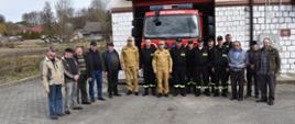 Komendanci PSP i strażacy OSP Dzierążnia stojący przed remizą w Dzierążni.