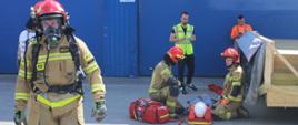 Ćwiczenia strażackie - strażacy podczas udzielania kwalifikowanej pierwszej pomocy.