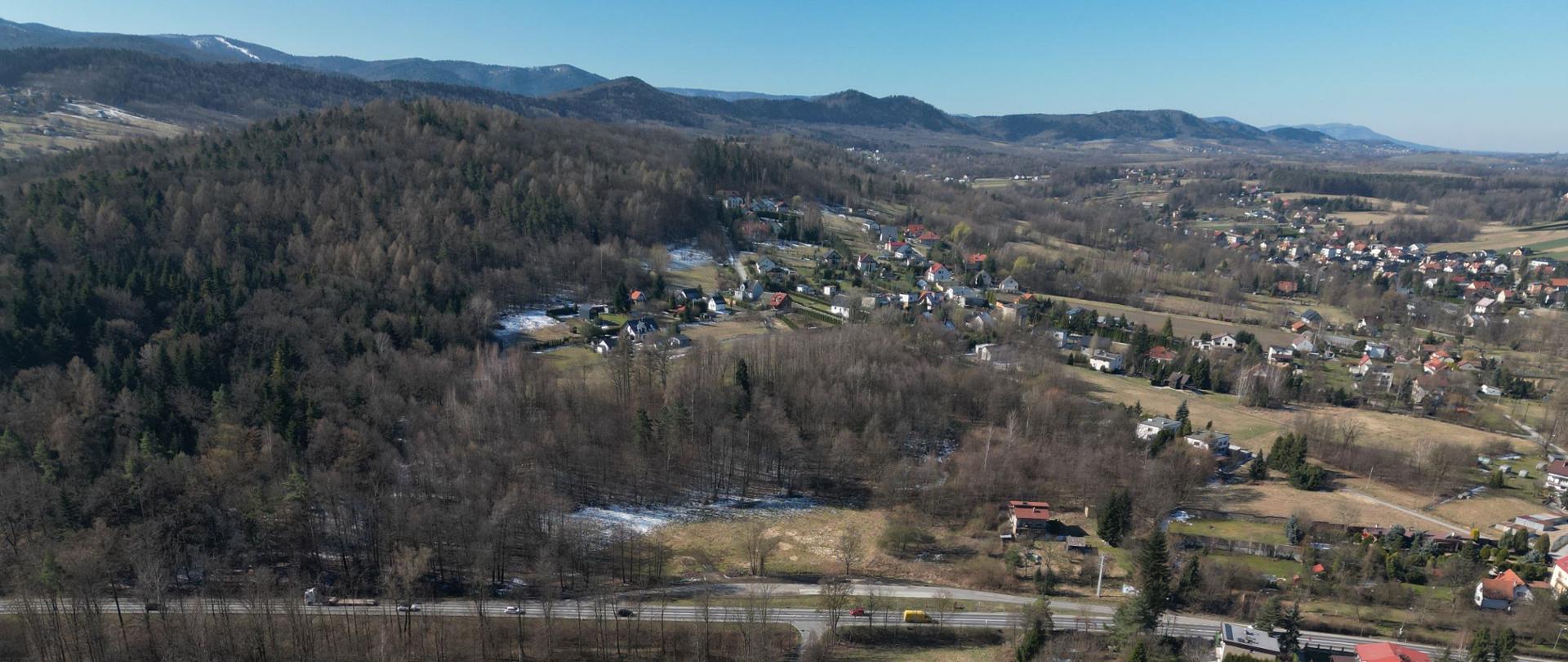 Węzeł Wadowice, teren przyszłej BDI, po prawej zabudowania, w lewej części zdjęcia głównie zadrzewienia, w oddali Beskidy. Zdjęcie lotnicze