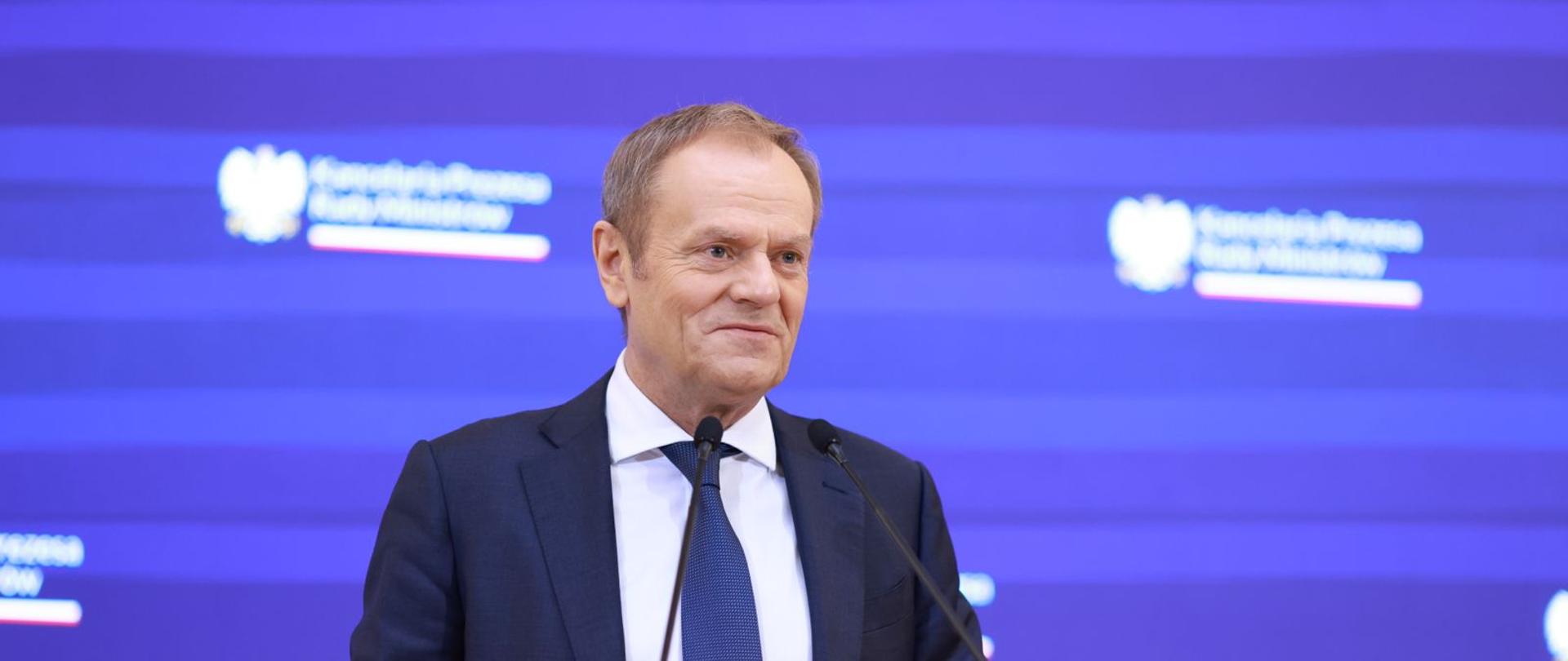 Premier Donald Tusk podczas konferencji prasowej.