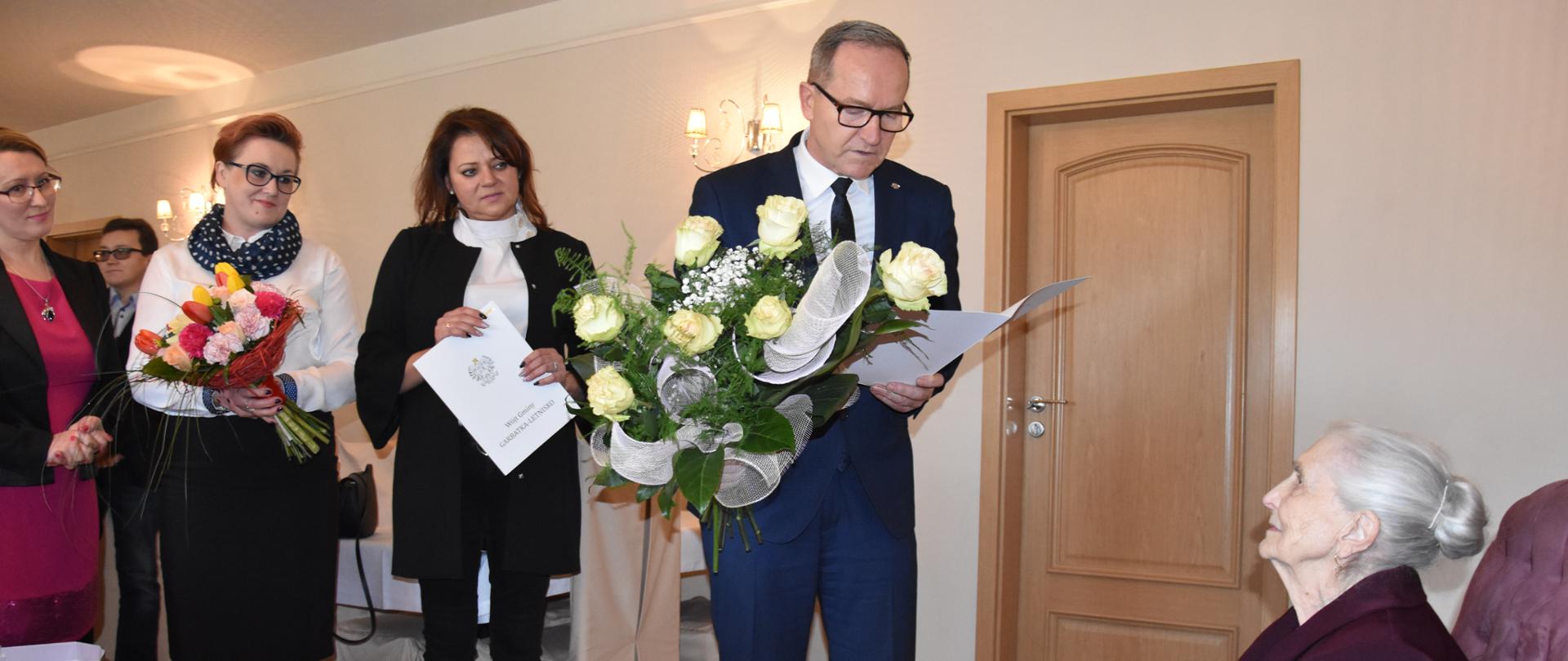 Kierownik Krzysztof Murawski odczytuje Jubilatce list od Premiera.