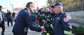 Powitanie chargé d'affaires RP w Albanii Wojciecha Unolta ze strażakami w miejscowości Pogradec.