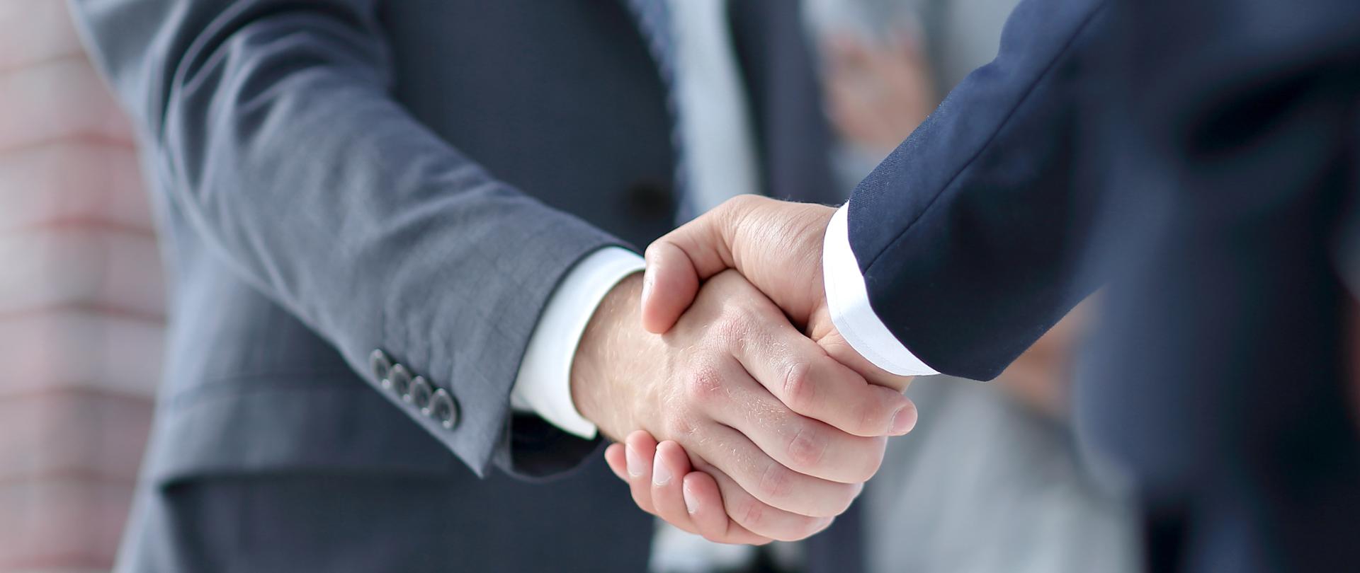 Zbliżenie na uścisk dłoni partnerów biznesowych