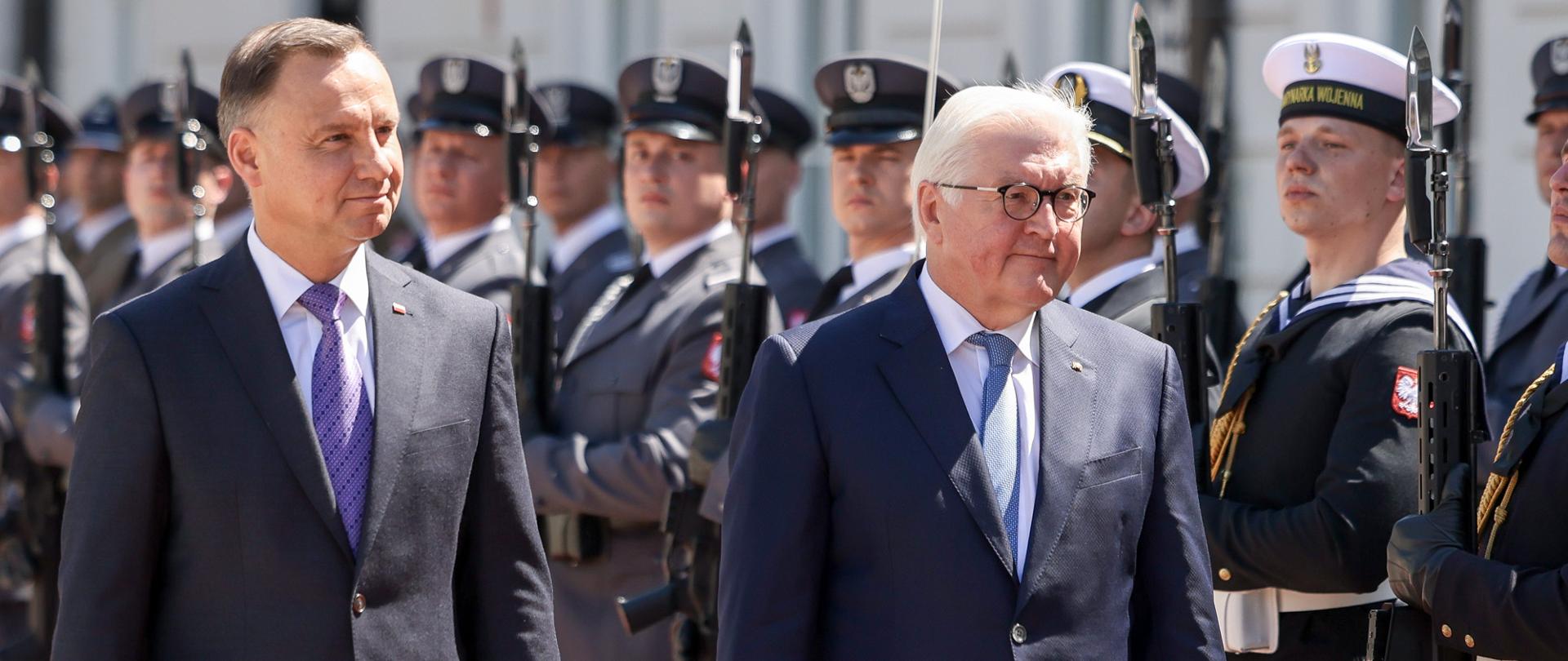 Na zdjęciu znajduje się dwóch mężczyzn