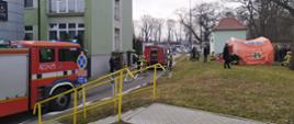 Strażacy rozstawiają namiot przeznaczony dla ewakuowanych pacjentów. 