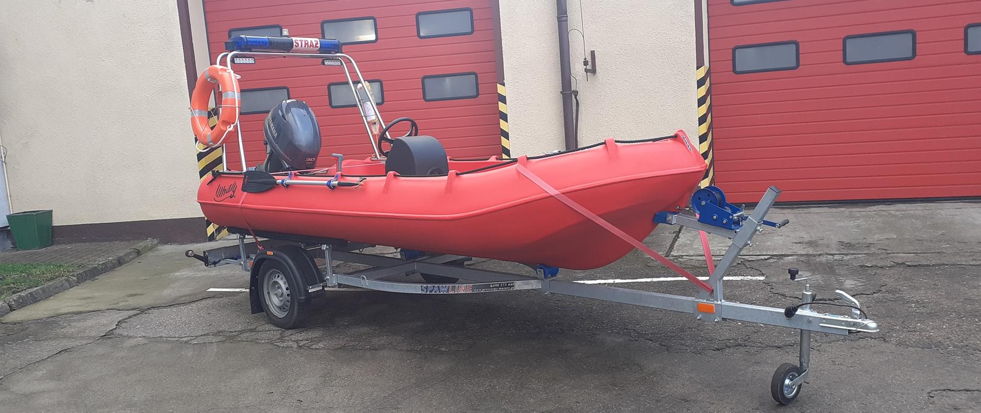 Nowa łódź ratownicza dla KP PSP Świdwin, w tle garaż i budynek komendy.