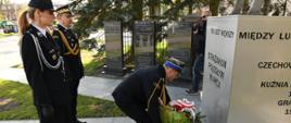 Złożenie kwiatów pod pomnikiem. 