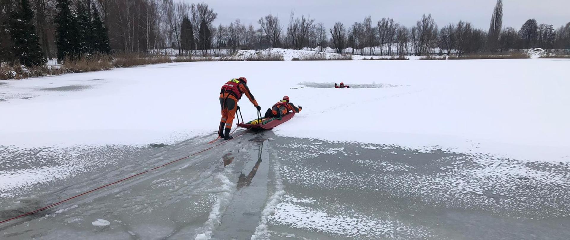 widoczne pokazy technik ratownictwa na zamarzniętych akwenach.