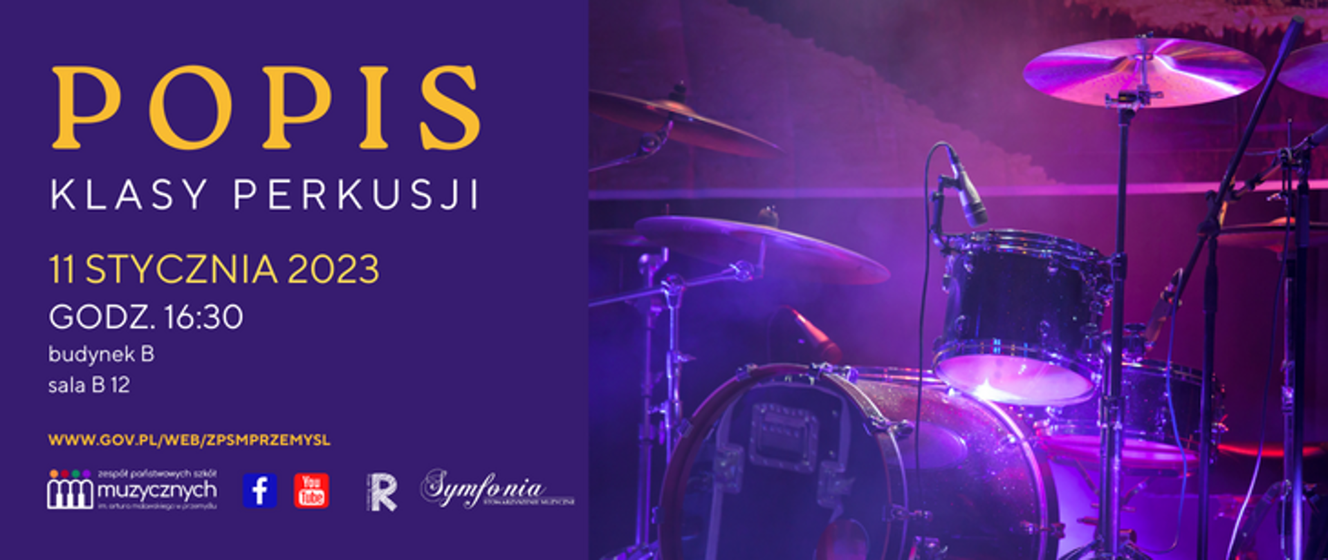 Zdjęcie przedstawia grafikę zapowiedzi popisu klasy perkusji, po lewej stronie na granatowym tle napis: popis klasy perkusji, 11 stycznia 2023, godz. 16:30, budynek b, sala b12, pod napisem adres internetowy szkoły oraz logotypy: szkoły, facebook, you tube, rady rodziców i symfonii, po prawej stronie grafiki zdjęcie fragmentu zestawu perkusyjnego. 