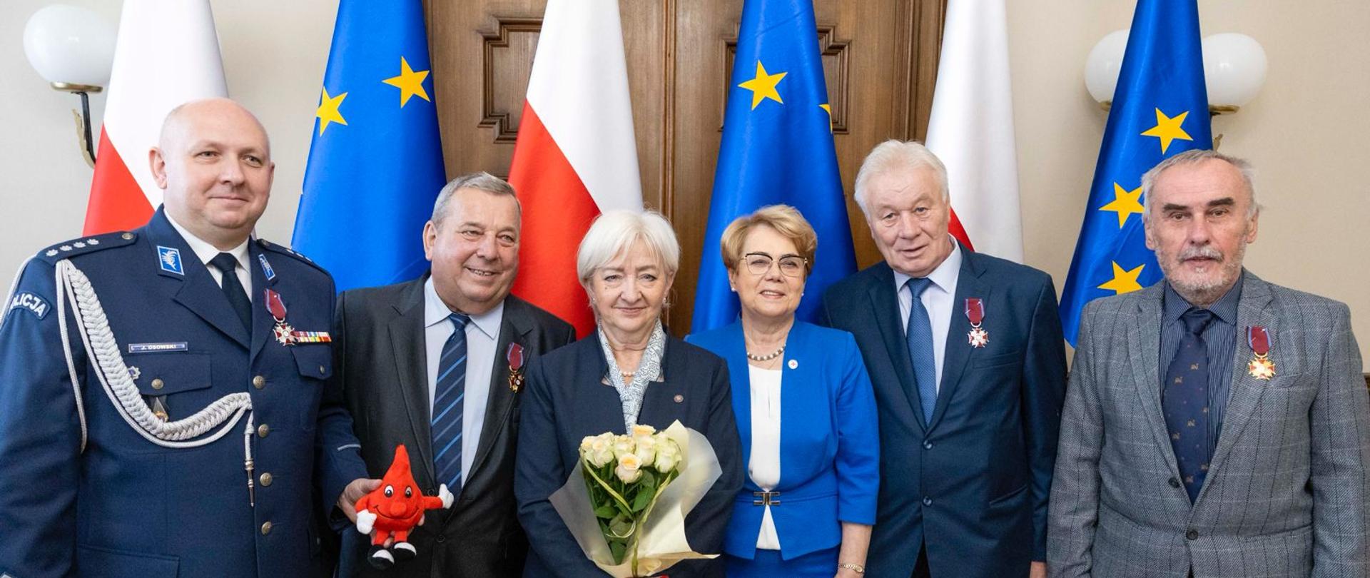 Pamiątkowa fotografia wojewody łódzkiego Doroty Ryl oraz prezes łódzkiego oddziału Polskiego Czerwonego Krzyża Jolanty Chełmińskiej z wyróżnionymi 