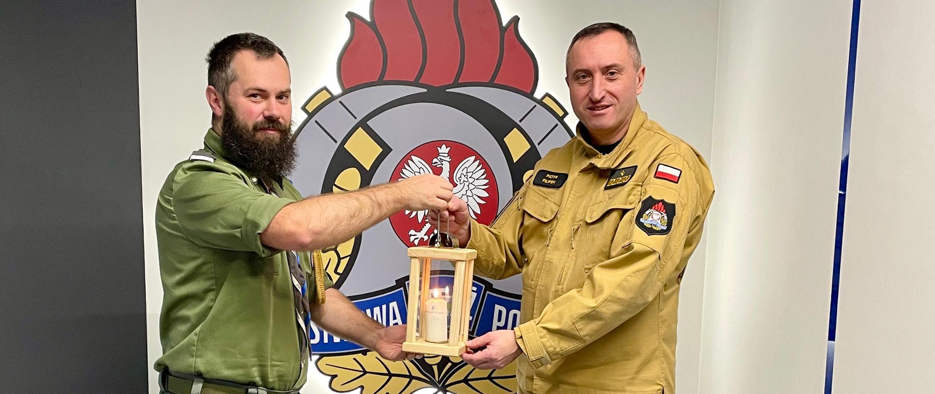 Wreczenie_lampionu_pokoju_