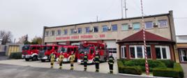 Strażacy podczas apelu z okazji Narodowego Święta Niepodległości, biało czerwona flaga na maszcie