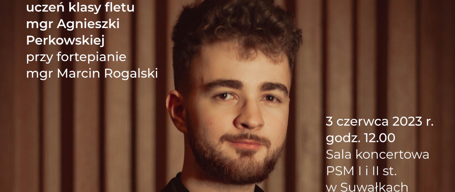 Plakat recitalu dyplomowego Józefa Sztabińskiego. Przedstawia zdjęcie wykonawcy recitalu na ciemnym tle. W ręce trzyma flet poprzeczny. Na plakacie białą czcionką napisany jest program recitalu, data, nazwisko wykonawcy, akompaniamentu oraz nauczyciela.