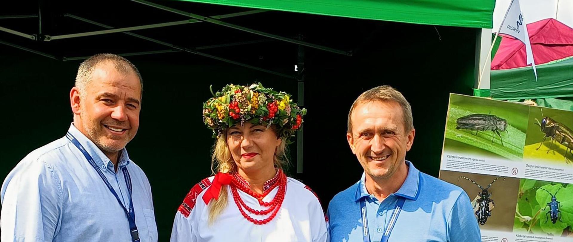 Inspektorzy_WIORiN_na stoisku_XXV Dożynki Powiatu Bialskiego