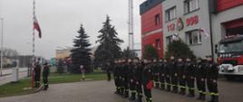 Funkcjonariusze podczas wciągania flagi państwowej na maszt