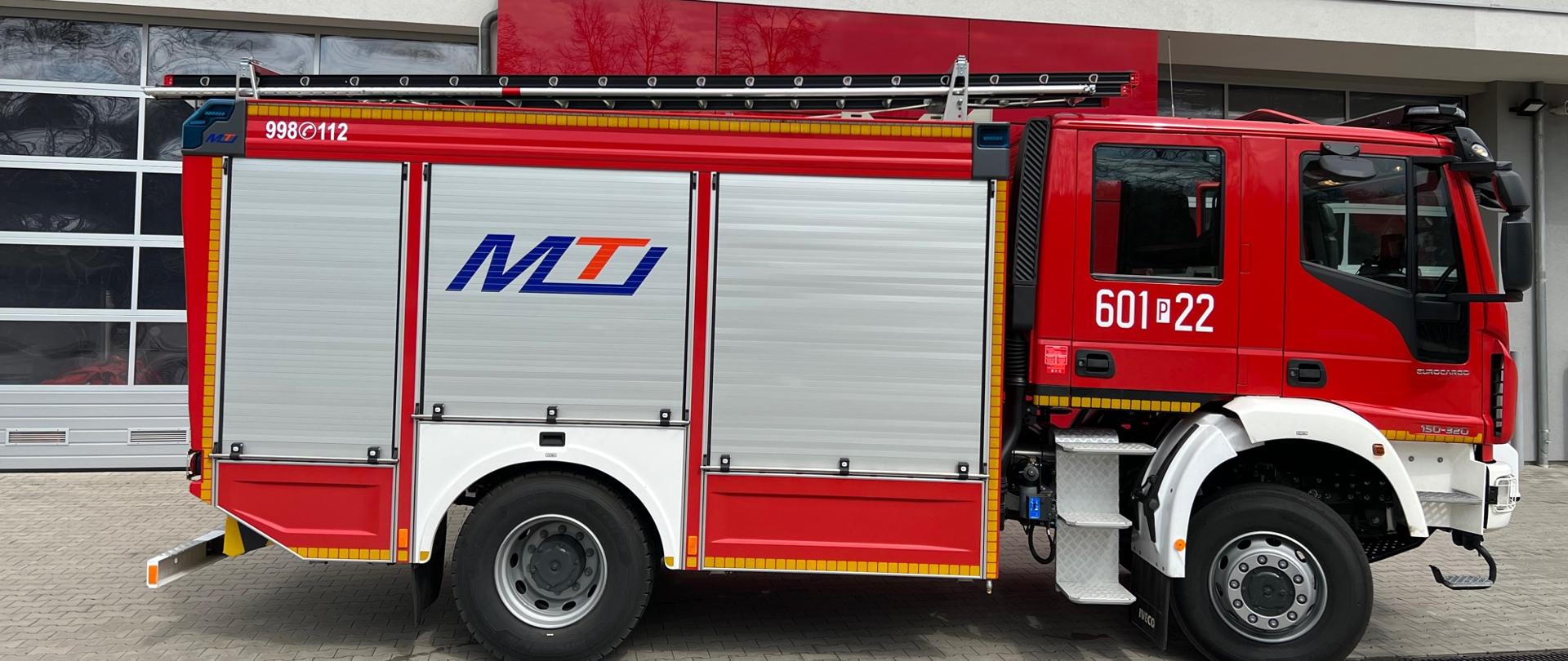 Na zdjęciu pojazd pożarniczy na tle komendy powiatowej PSP w Śremie 