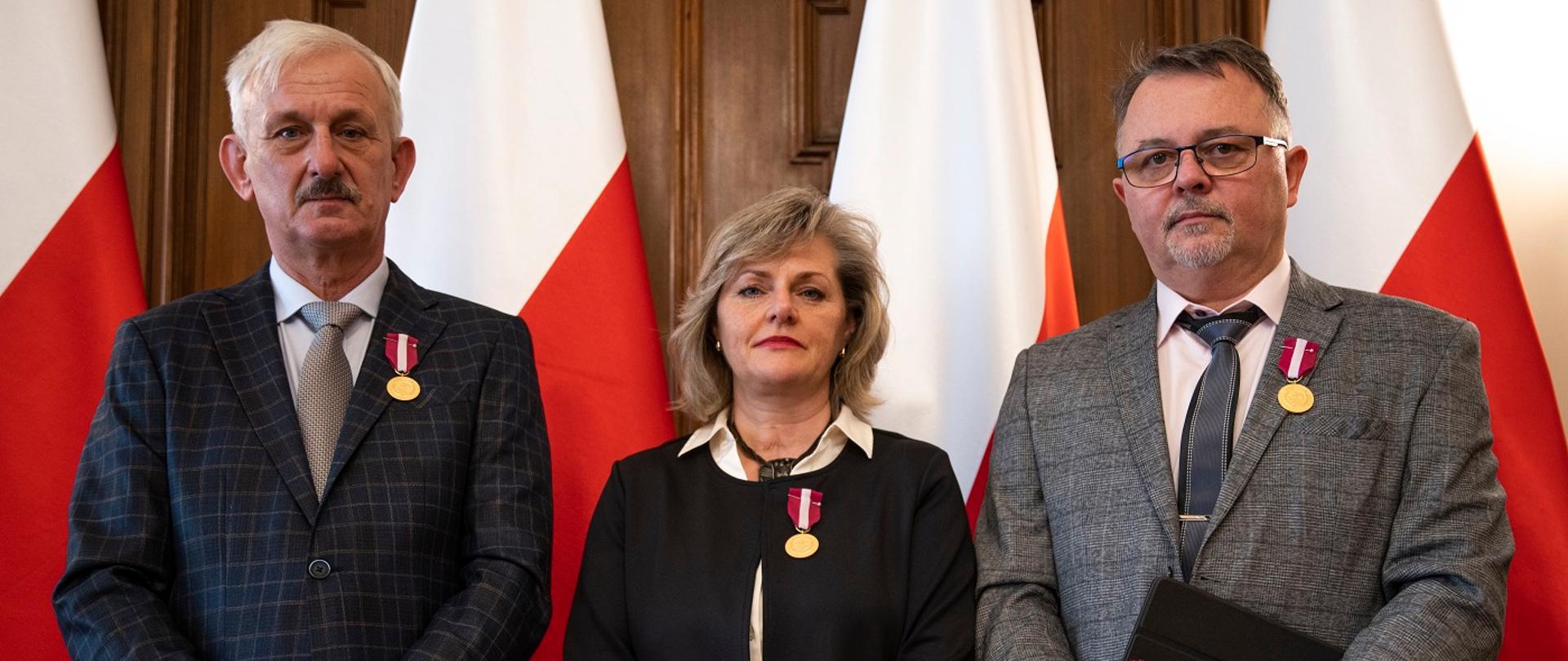 Uroczystość wręczenia wysokich odznaczeń państwowych w Łódzkim Urzędzie Wojewódzkim 