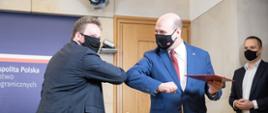 2020.12.03 Warszawa. Minister Szymon Szynkowski vel Sęk. Podpisanie listu intencyjnego o współpracy z TVP.