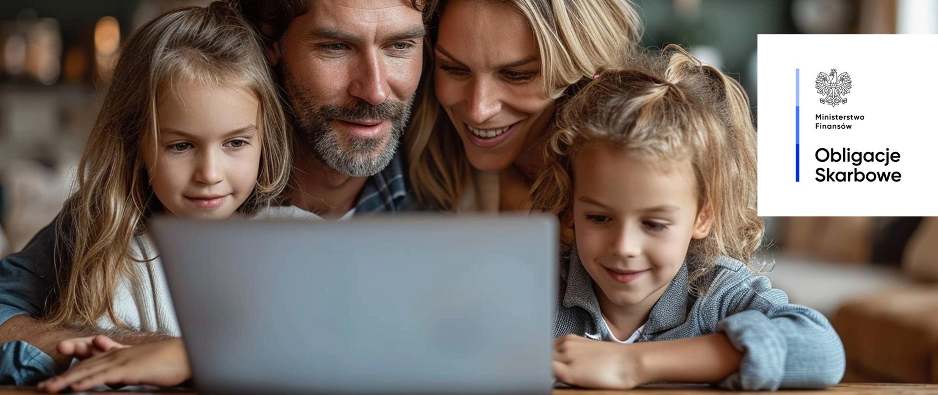 Kobieta, mężczyzna, dwie dziewczynki patrzą na ekran komputera. Ministerstwo Finansów, Obligacje Skarbowe.