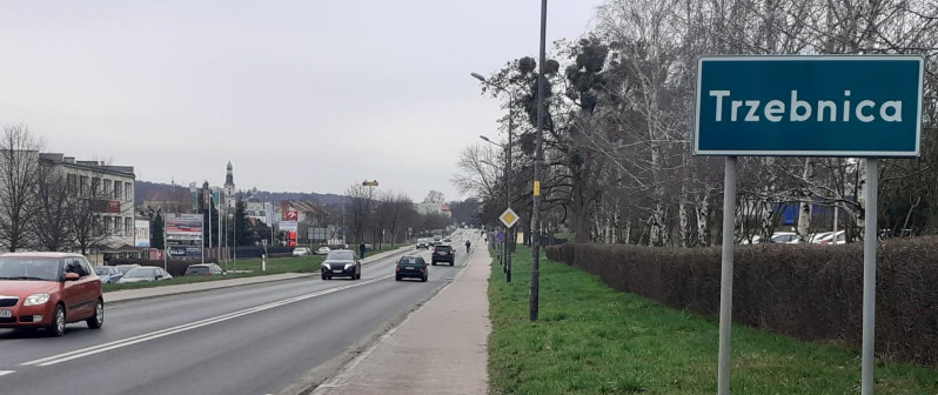 Na zdjęciu widać drogę krajową nr 15 w Trzebnicy