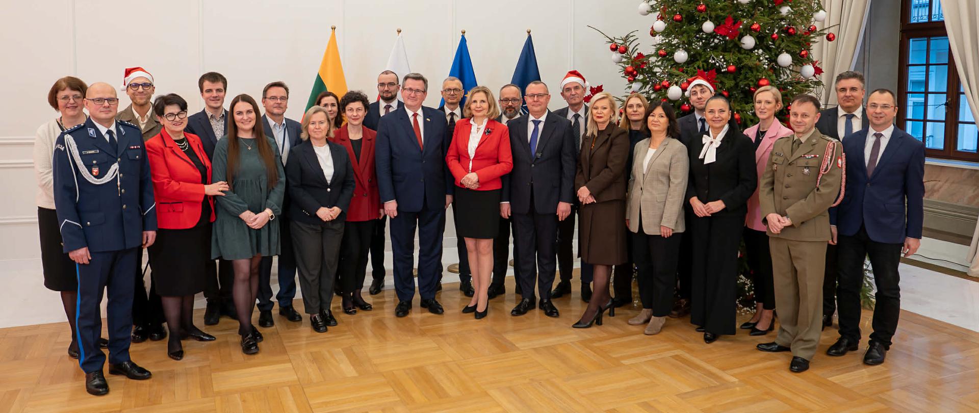 Pracownicy Ambasady i Instytutu Polskiego w Wilnie przy choince