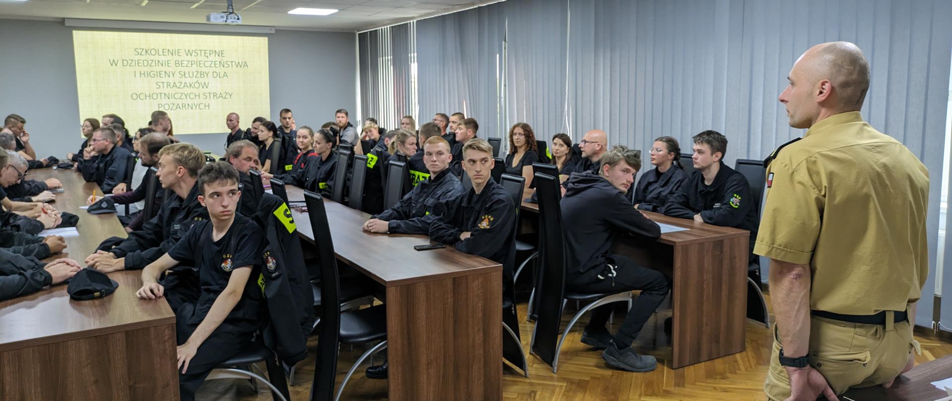 Druhowie podczas szkolenia podstawowego z zakresu BHP